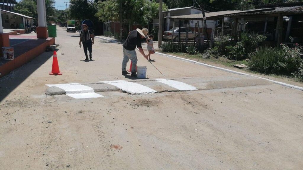 Gobierno Municipal de Zihuatanejo realiza trabajos de remozamiento en San Miguelito