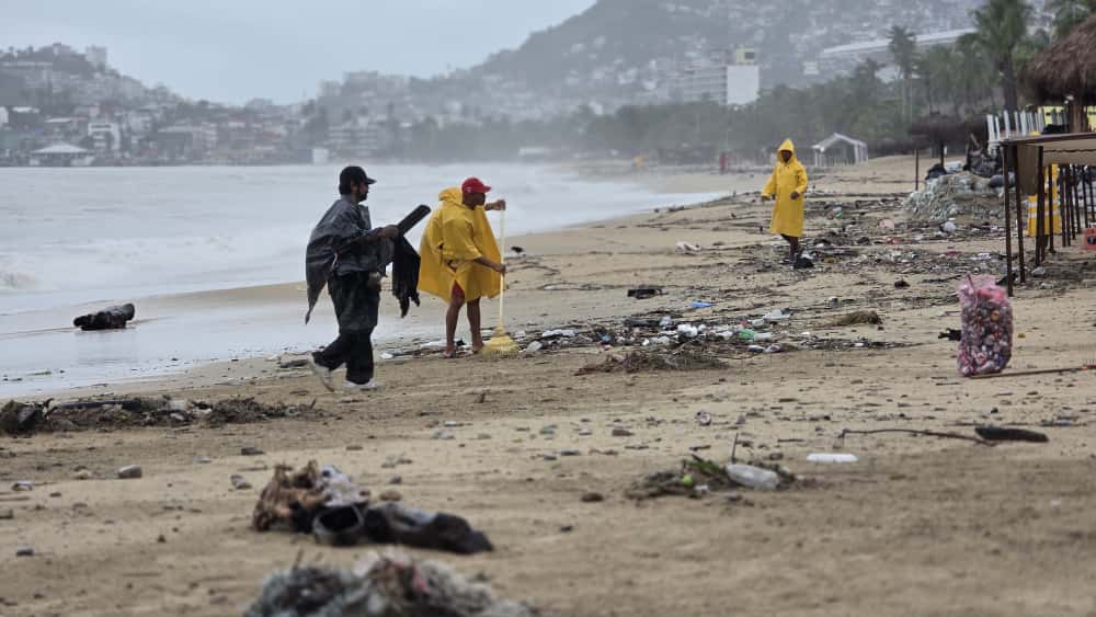 Recolecta Promotora de Playas residuos en franja de arena tras lluvias en Acapulco