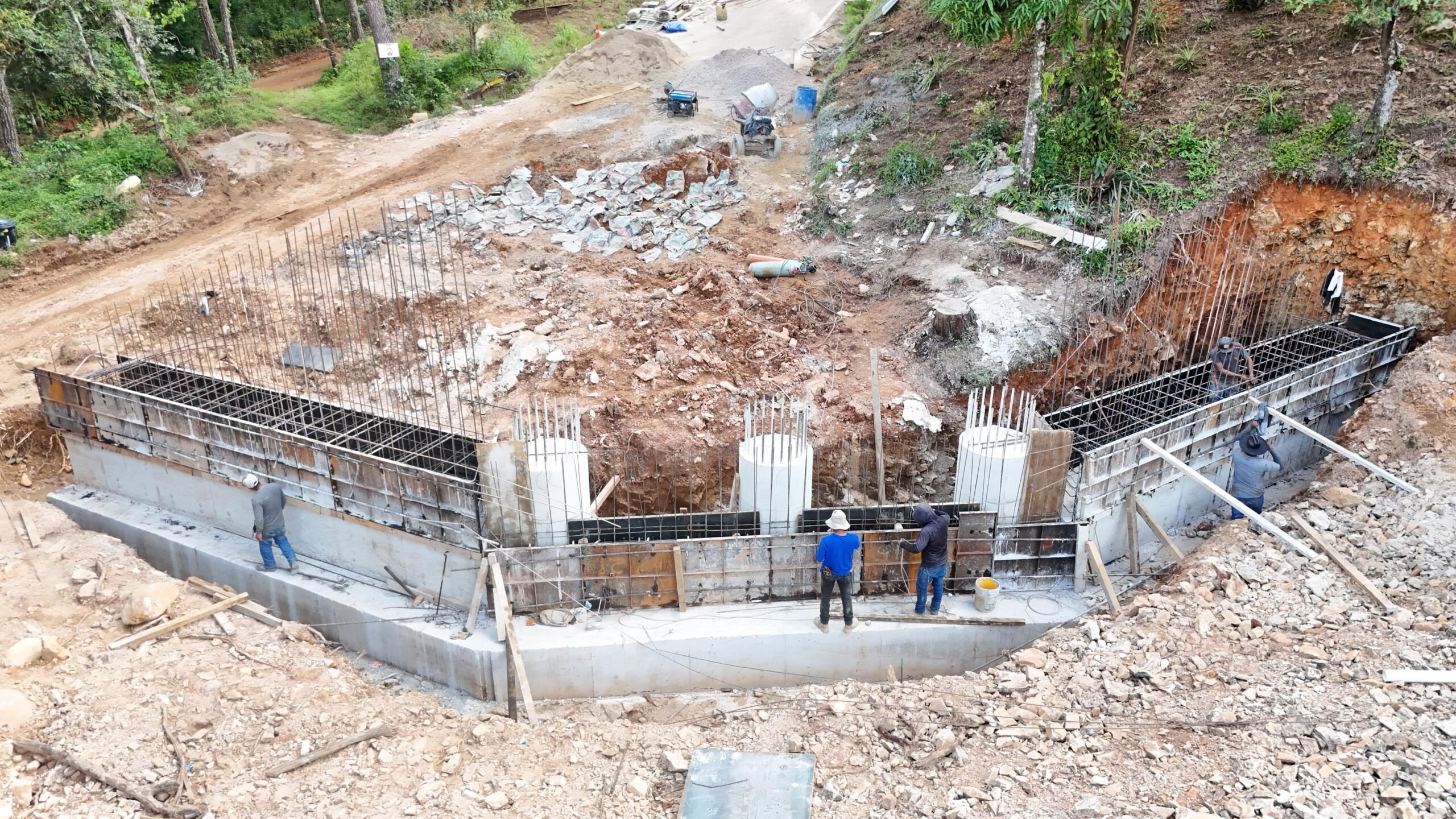 Avanza la construcción del puente vehicular “Arroyo Campana” en el municipio de San Luis Acatlán en la Costa Chica