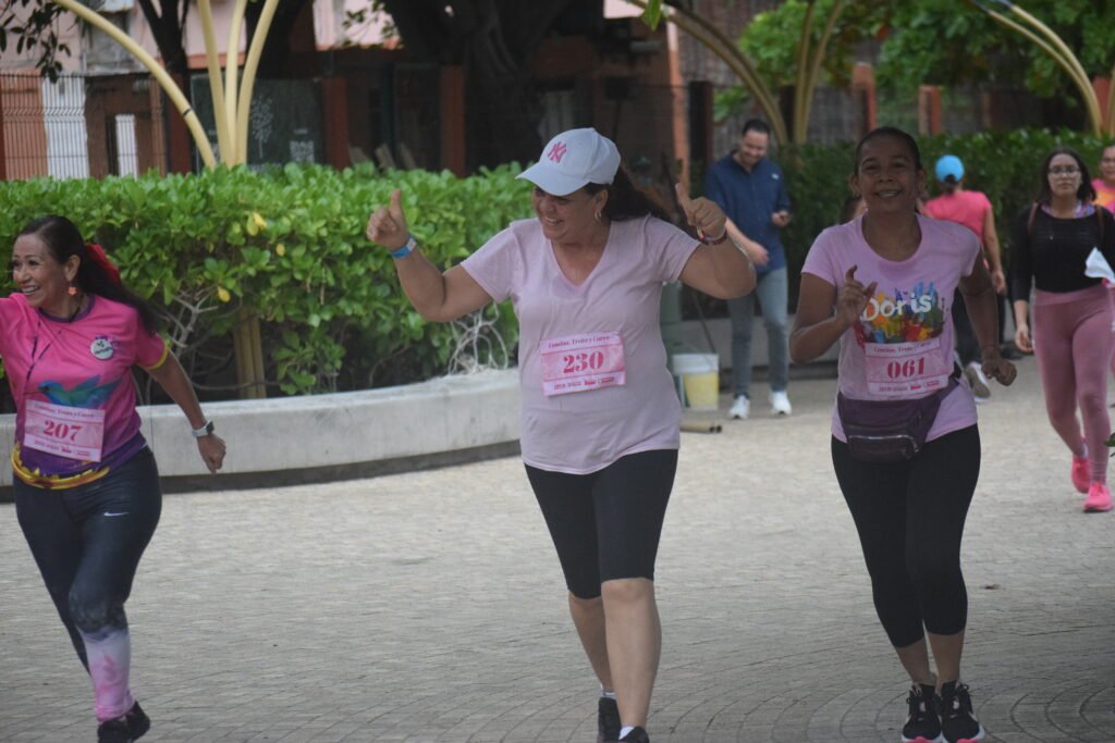 Carrera atlética promueve la detección temprana del cáncer de mama en Zihuatanejo
