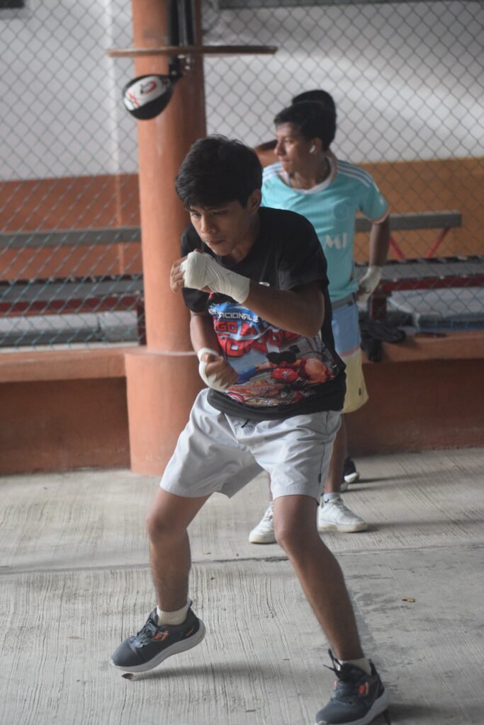 Boxeadores del club Torito Boxing mantienen intensa preparación en Zihuatanejo