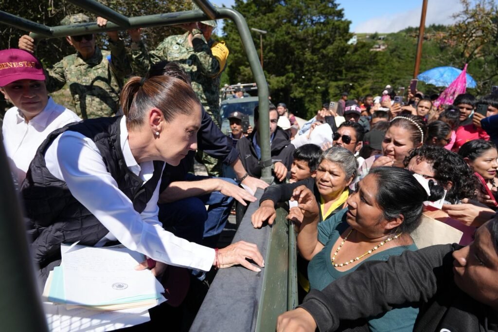 “Seguimos en territorio. Saldremos adelante”: presidenta Claudia Sheinbaum en su segundo día de recorrido en zonas afectadas por las lluvias