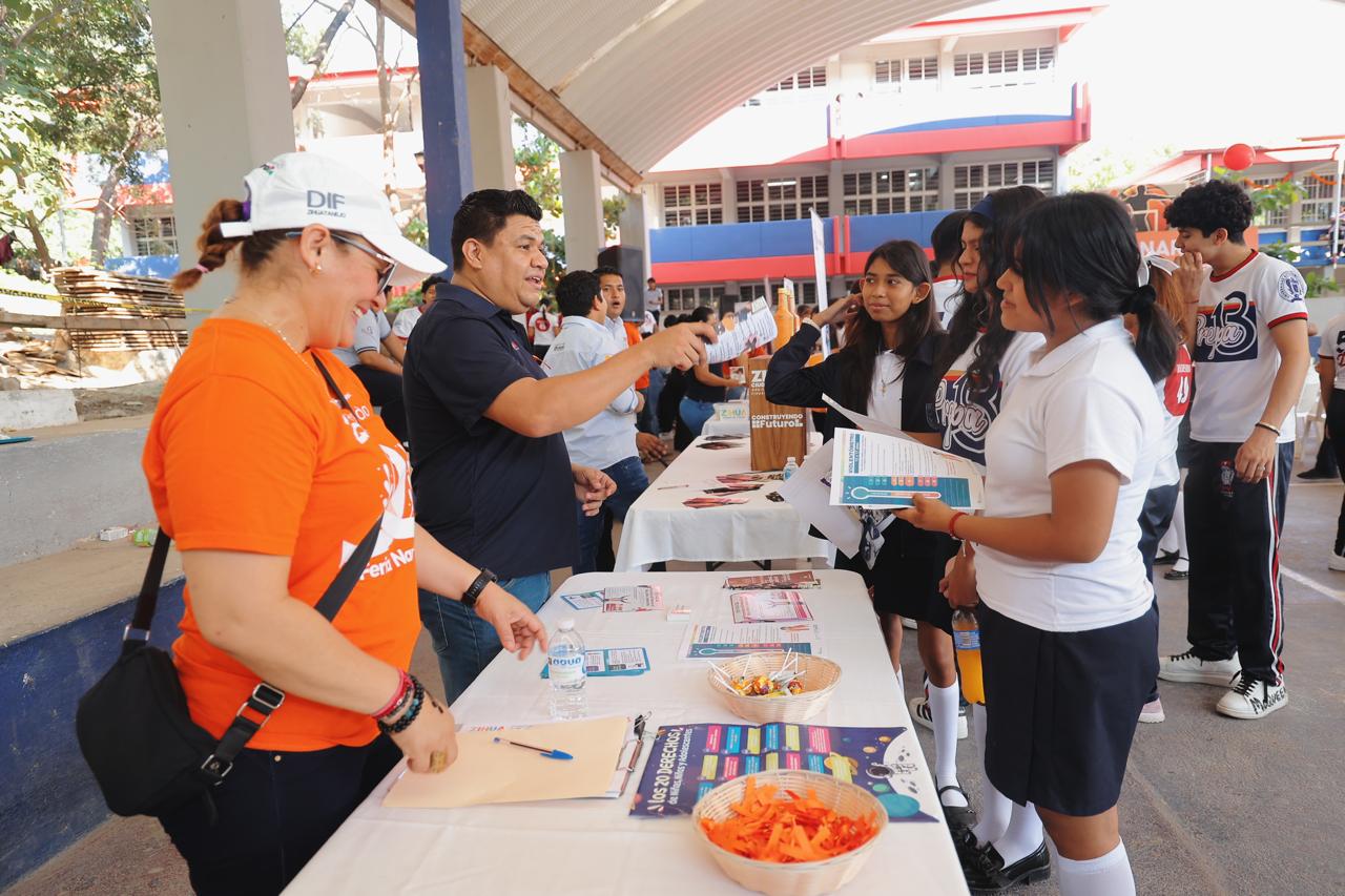 Feria Naranja llega a la Preparatoria 13 de Zihuatanejo