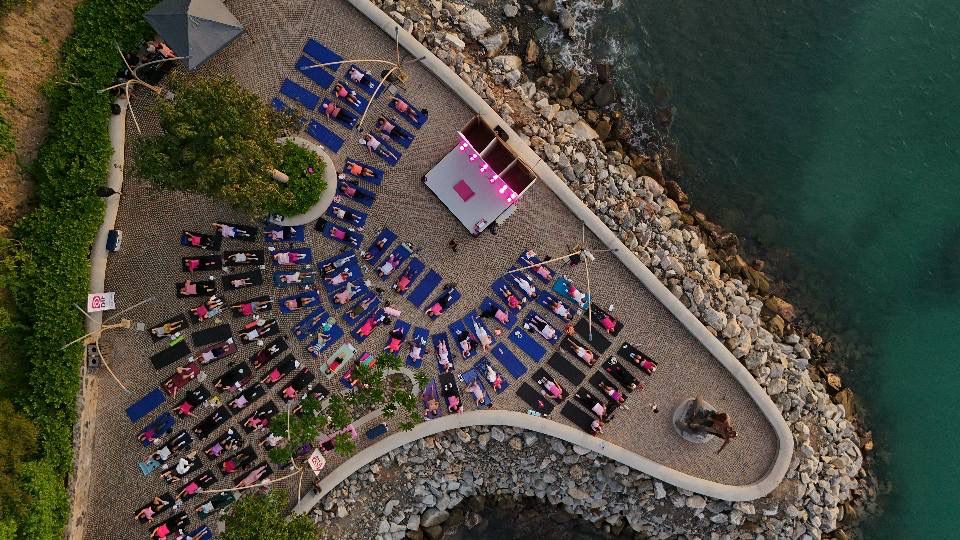 Gobierno de Lizette Tapia impulsa la prevención del cáncer de mama con clase masiva de yoga