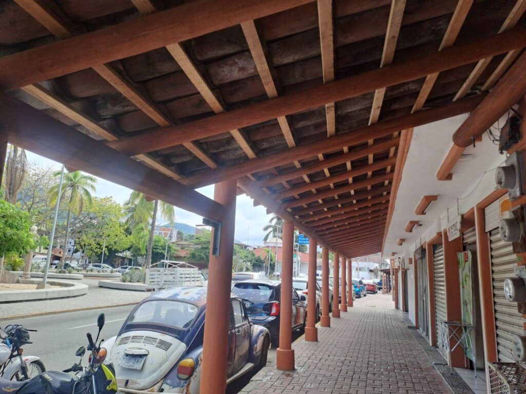El Gobierno Municipal de Zihuatanejo trabaja en la recuperación de la imagen de la avenida José María Morelos y Pavón.