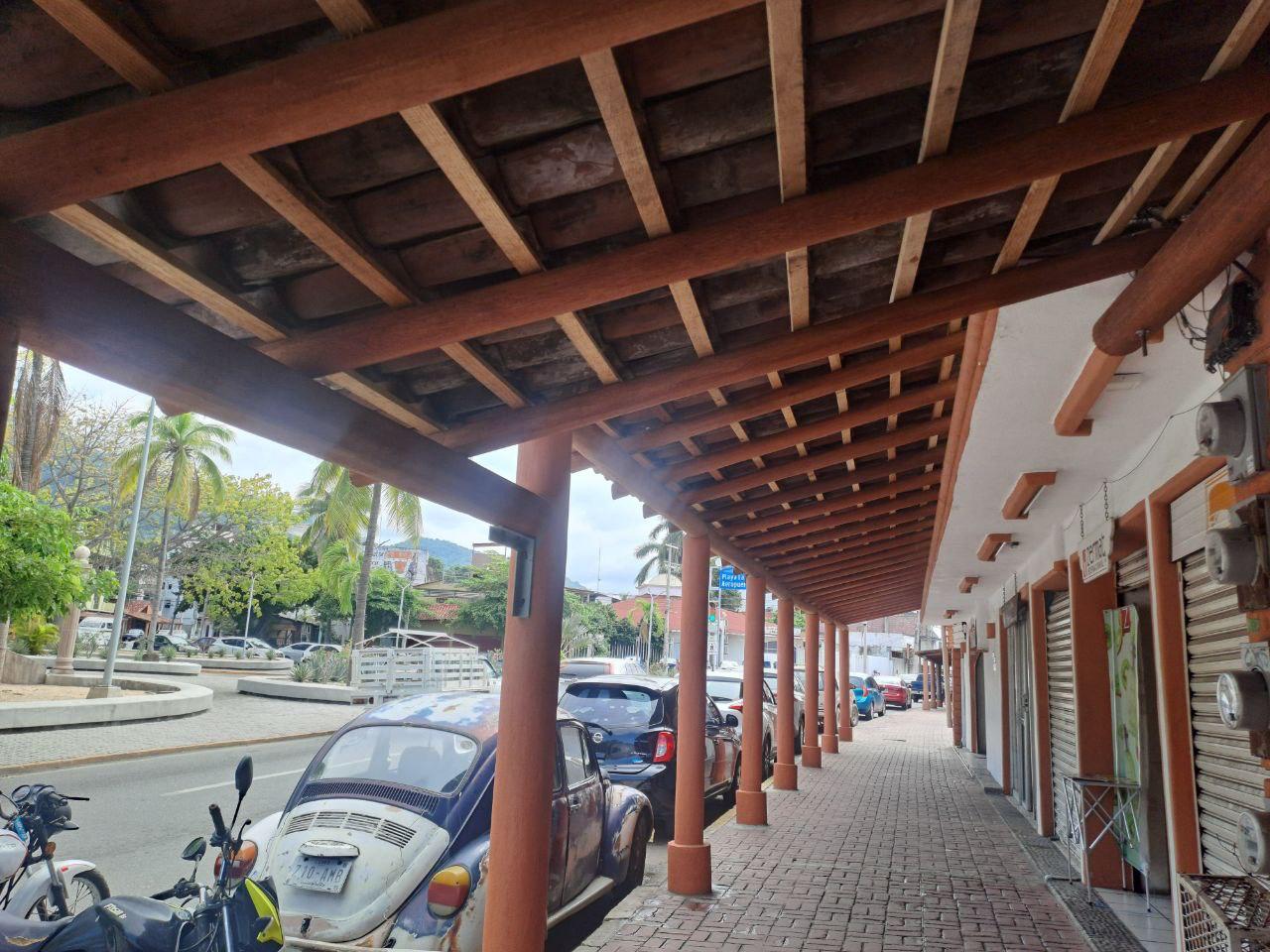 El Gobierno Municipal de Zihuatanejo trabaja en la recuperación de la imagen de la avenida José María Morelos y Pavón.