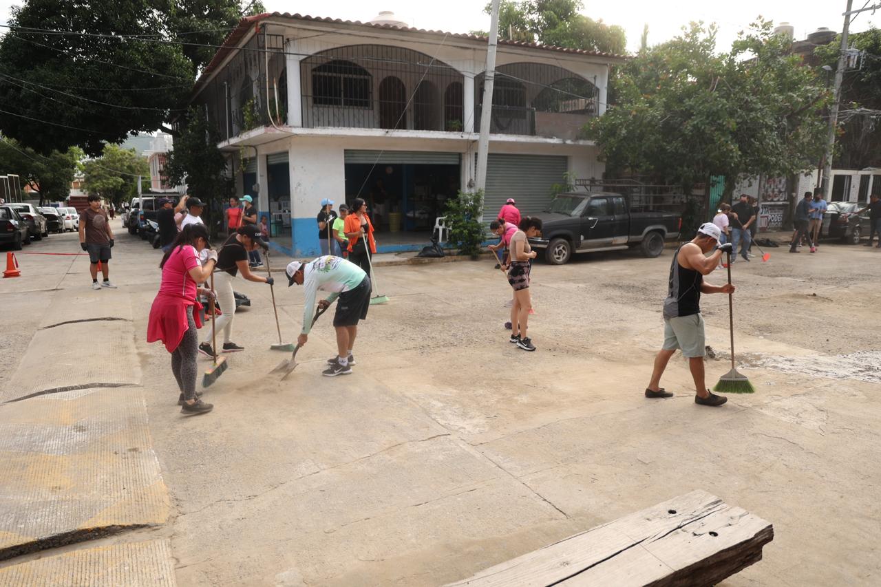 Encabeza Lizette Tapia Castro campaña de limpieza en la colonia La Noria.