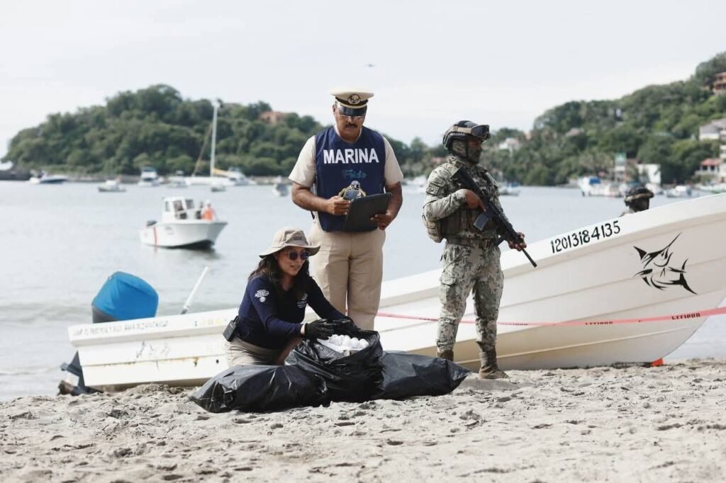 La Secretaría de Marina lleva a cabo la “Ceremonia de Aniversario de la Creación de la Armada de México”, en el puerto de Zihuatanejo 