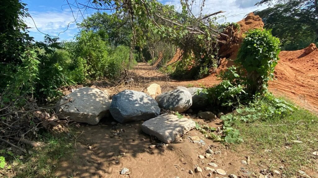 Denuncian apropiación de camino vecinal en Tecpan; piden 400 mil pesos por permitir el paso