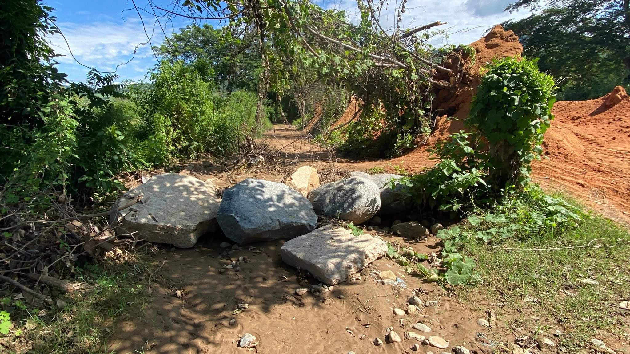 Denuncian apropiación de camino vecinal en Tecpan; piden 400 mil pesos por permitir el paso