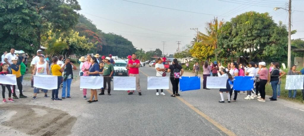Padres de familia levantan bloqueo en Tecpan tras lograr acuerdos con autoridades educativas
