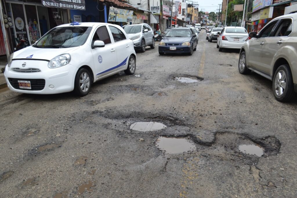 Automovilistas exigen rehabilitación de carretera federal Acapulco–Zihuatanejo en Tecpan