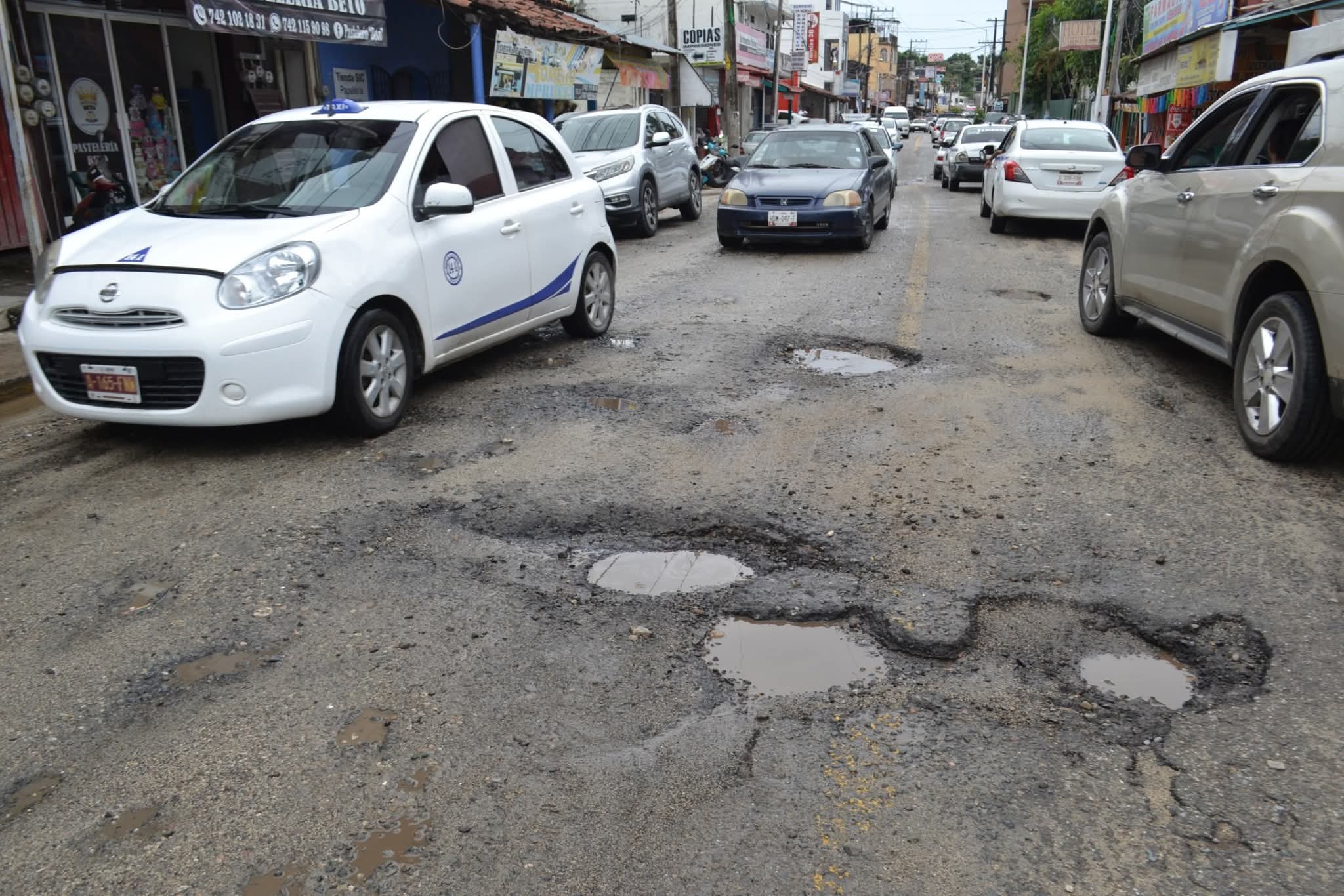 Automovilistas exigen rehabilitación de carretera federal Acapulco–Zihuatanejo en Tecpan