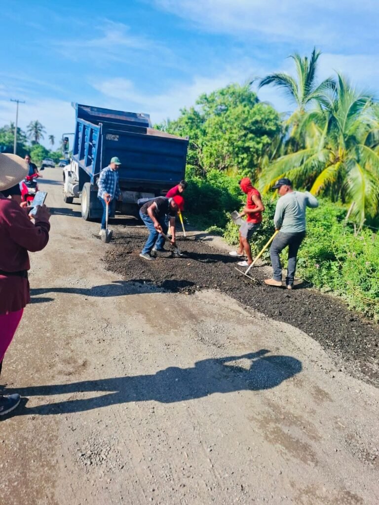 Habitantes de Las Lomas realizan bacheo ante abandono de carretera