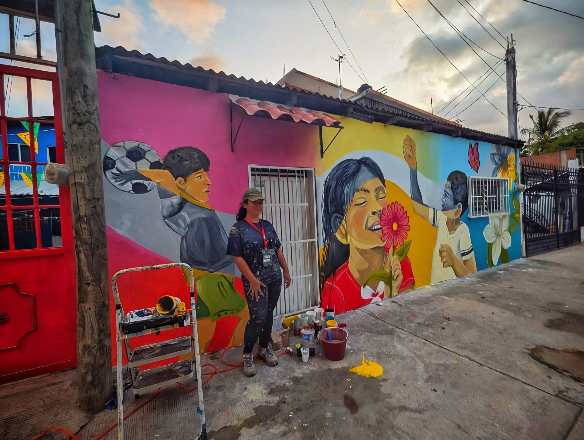 Rompe prejuicios joven muralista en la Ruta Mural Tecpan 2025