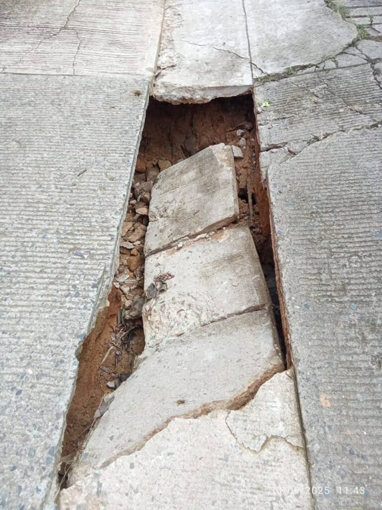 Vecinos alertan sobre socavón en la colonia Vista Hermosa de Atoyac