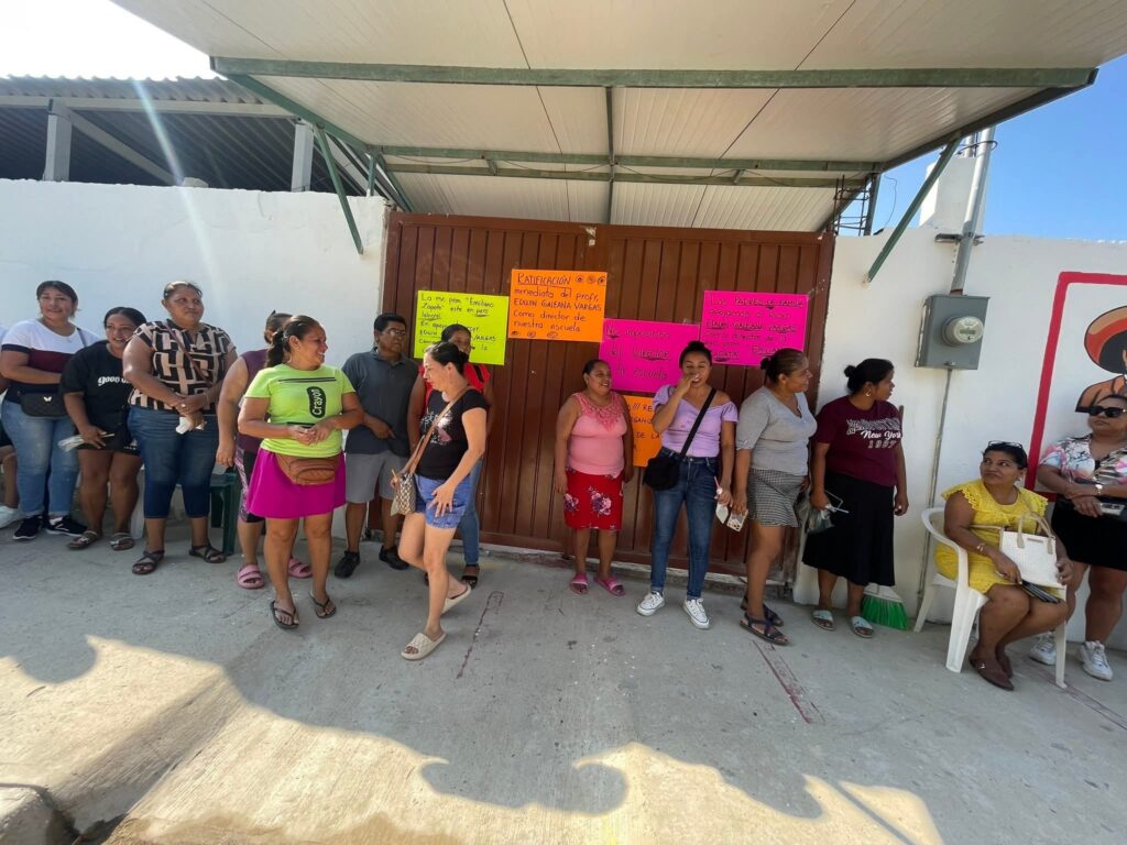 Protestan en escuela “Emiliano Zapata” por intento de imposición de director