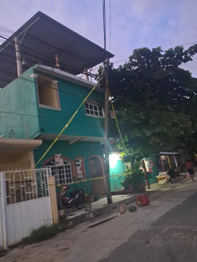 Vecinos advierten riesgo por poste telefónico a punto de colapsar en Atoyac