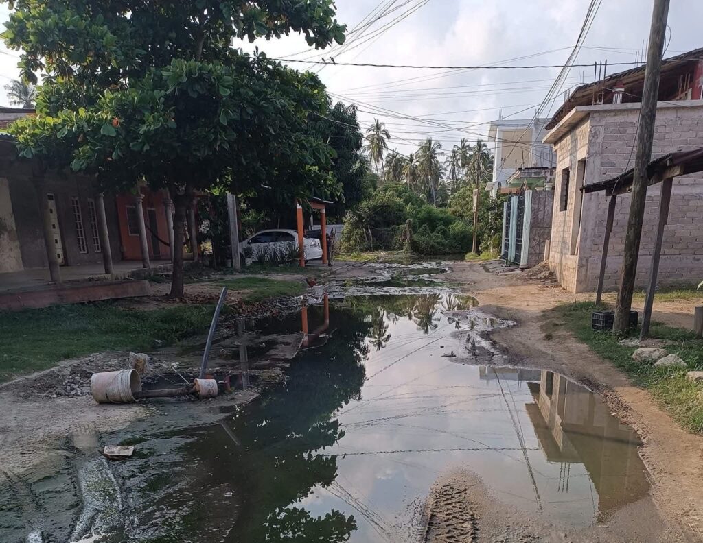 Vecinos de Tetitlán urgen rehabilitación del drenaje ante el desbordamiento de aguas negras