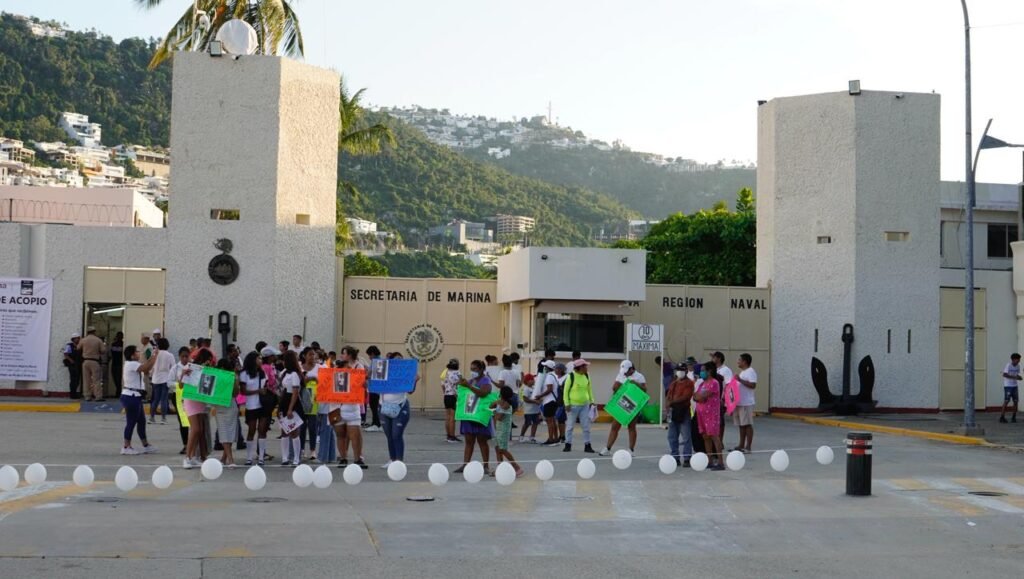 En Acapulco… Familiares de menor desaparecido marchan y bloquean Base Naval
