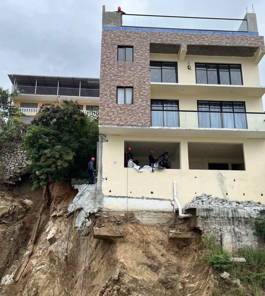 Notifican evacuación de 3 viviendas en riesgo de colapso, en Acapulco
