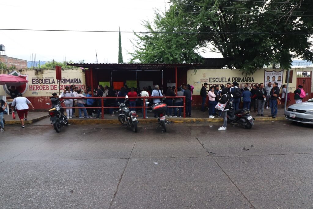 En Chilpancingo… Padres de familia toman primaria y exigen destitución de director “por rata”
