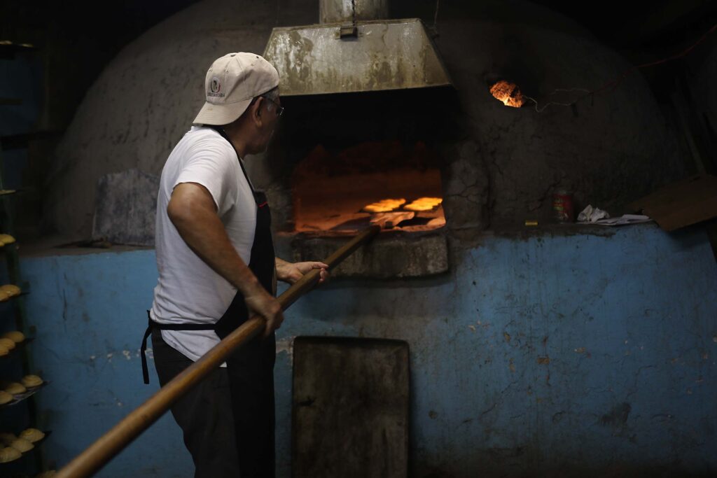 Panadería Doña Mari, más de un siglo de tradición con sabor a leña y barro en Chilapa
