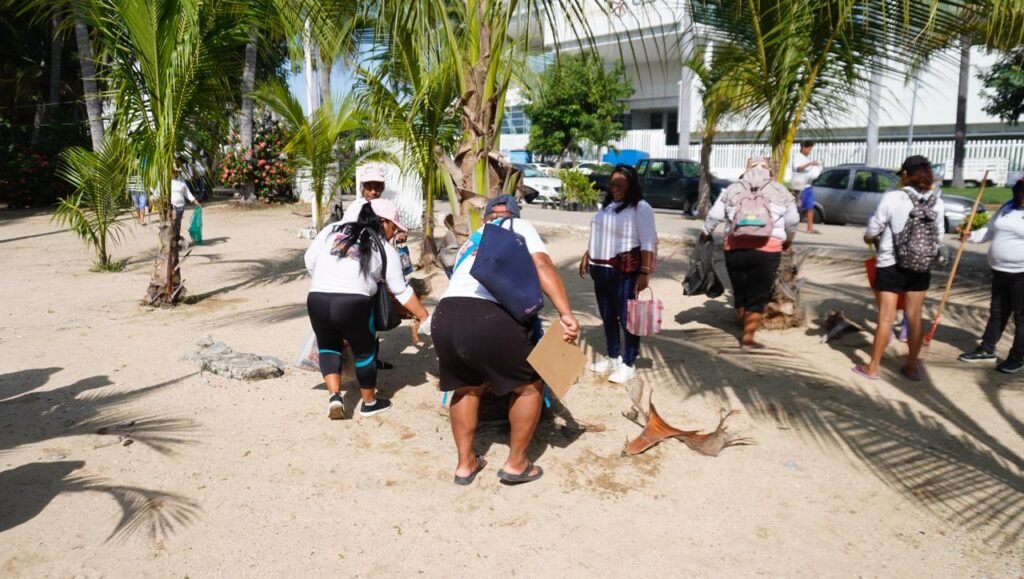 En Acapulco… Prestadores de servicios retoman limpieza de playas tras protesta en el “Jardín del Puerto”