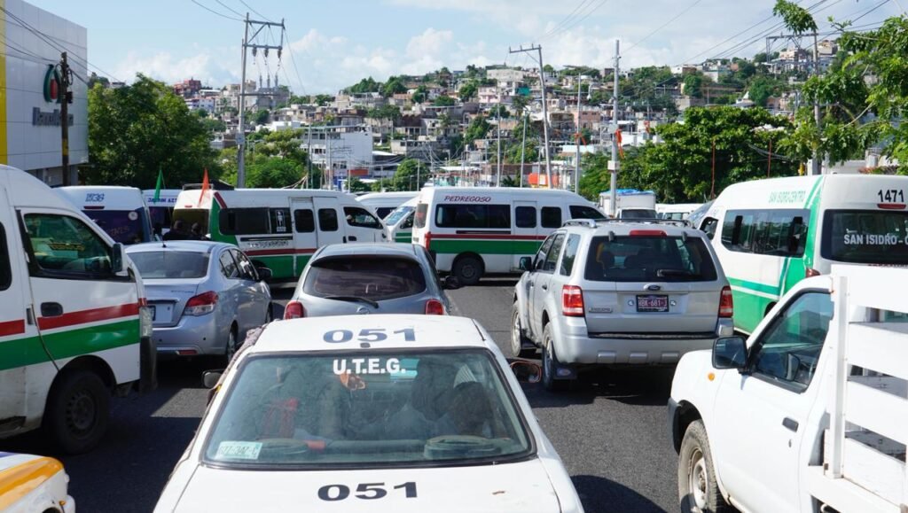 En Acapulco… Transportistas bloquean carretera para impedir detención de un chofer
