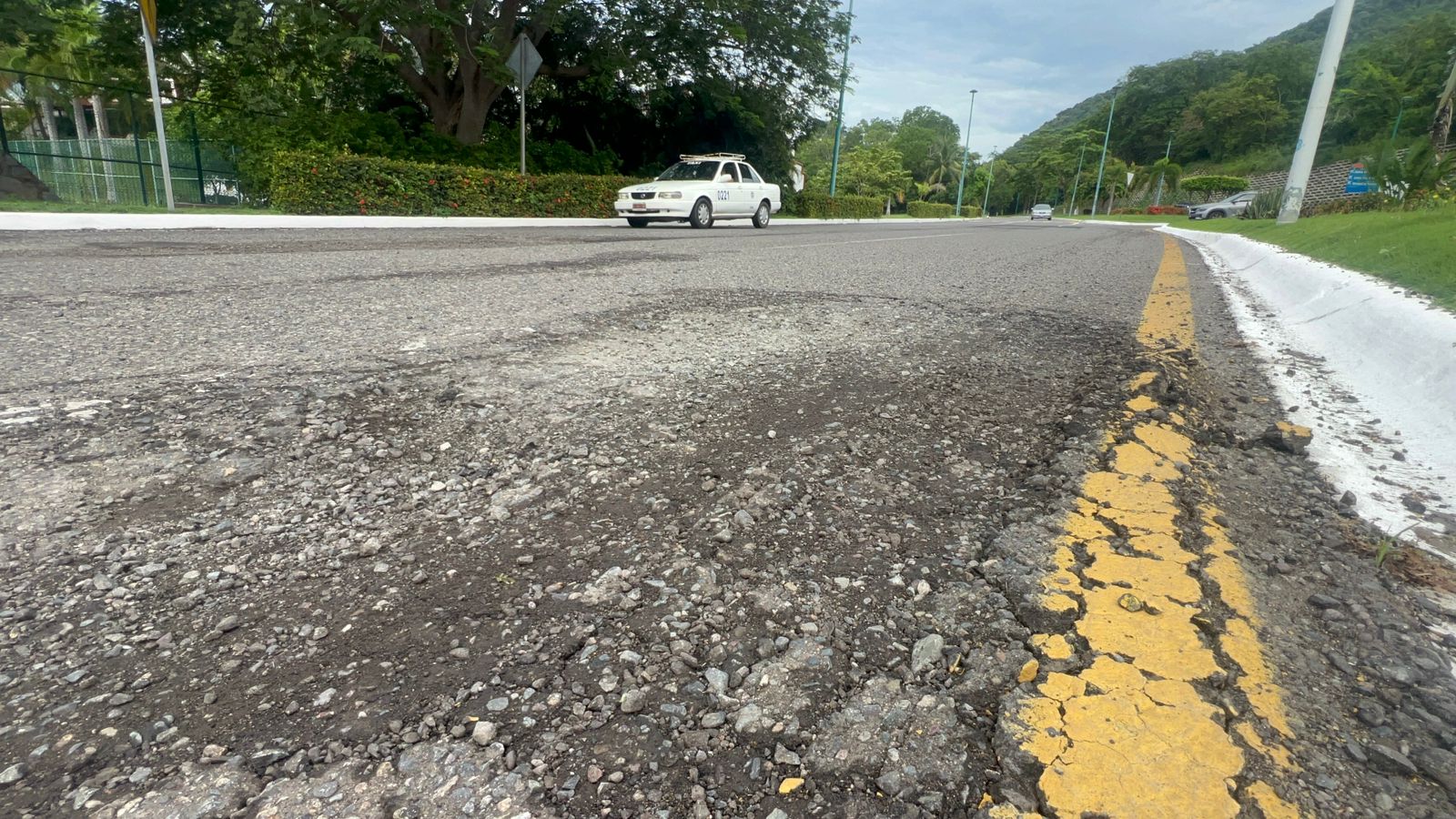 Mala calidad del bacheo realizado por CEASII en Ixtapa; denuncian automovilistas