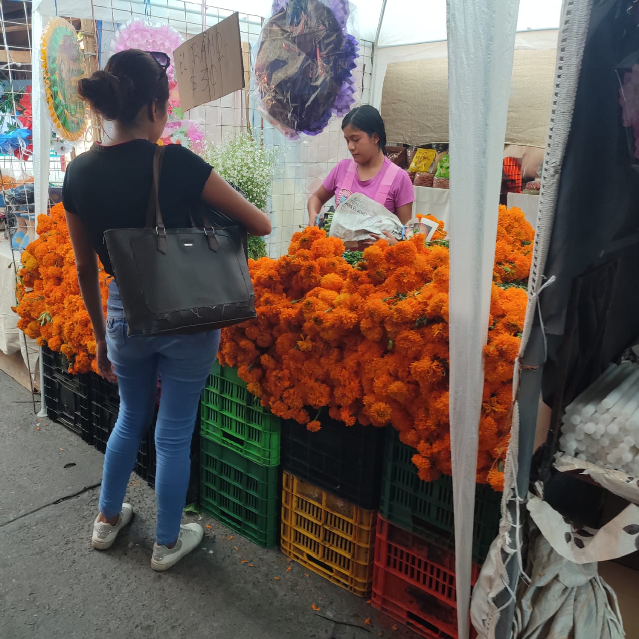 Día de Muertos en Zihuatanejo: tradición viva entre flores, ofrendas y turismo