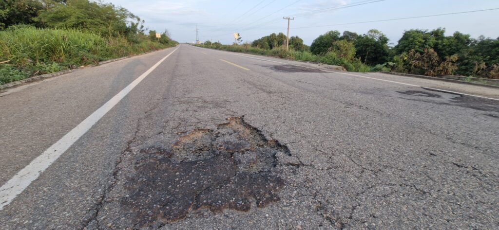 Carretera Acapulco–Zihuatanejo, en abandono y llena de baches