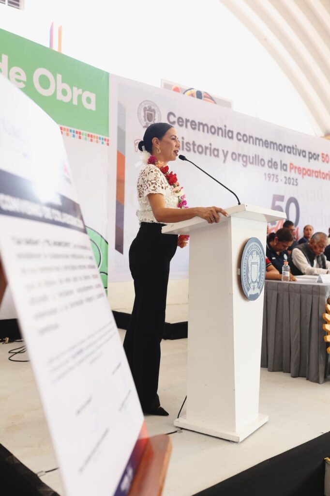 Asiste Lizette Tapia Castro al festejo por el 50.º aniversario de la Preparatoria Número 13 de la UAGro en Zihuatanejo.
