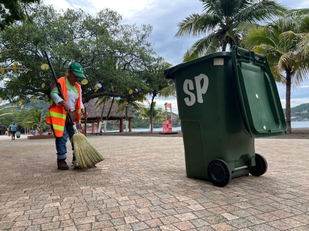 Servicios Públicos mantiene constantes los trabajos por un Zihua limpio