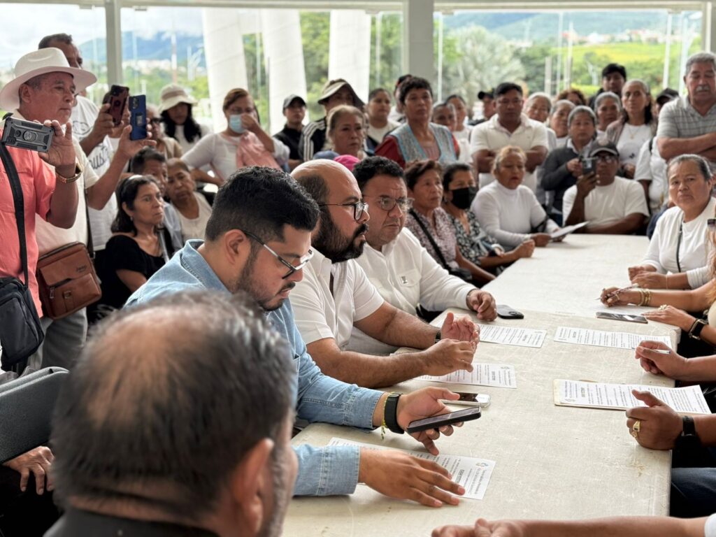 Se mantiene el diálogo con egresados normalistas de Ayotzinapa y brinda atención a jubilados y pensionados: Francisco Rodríguez