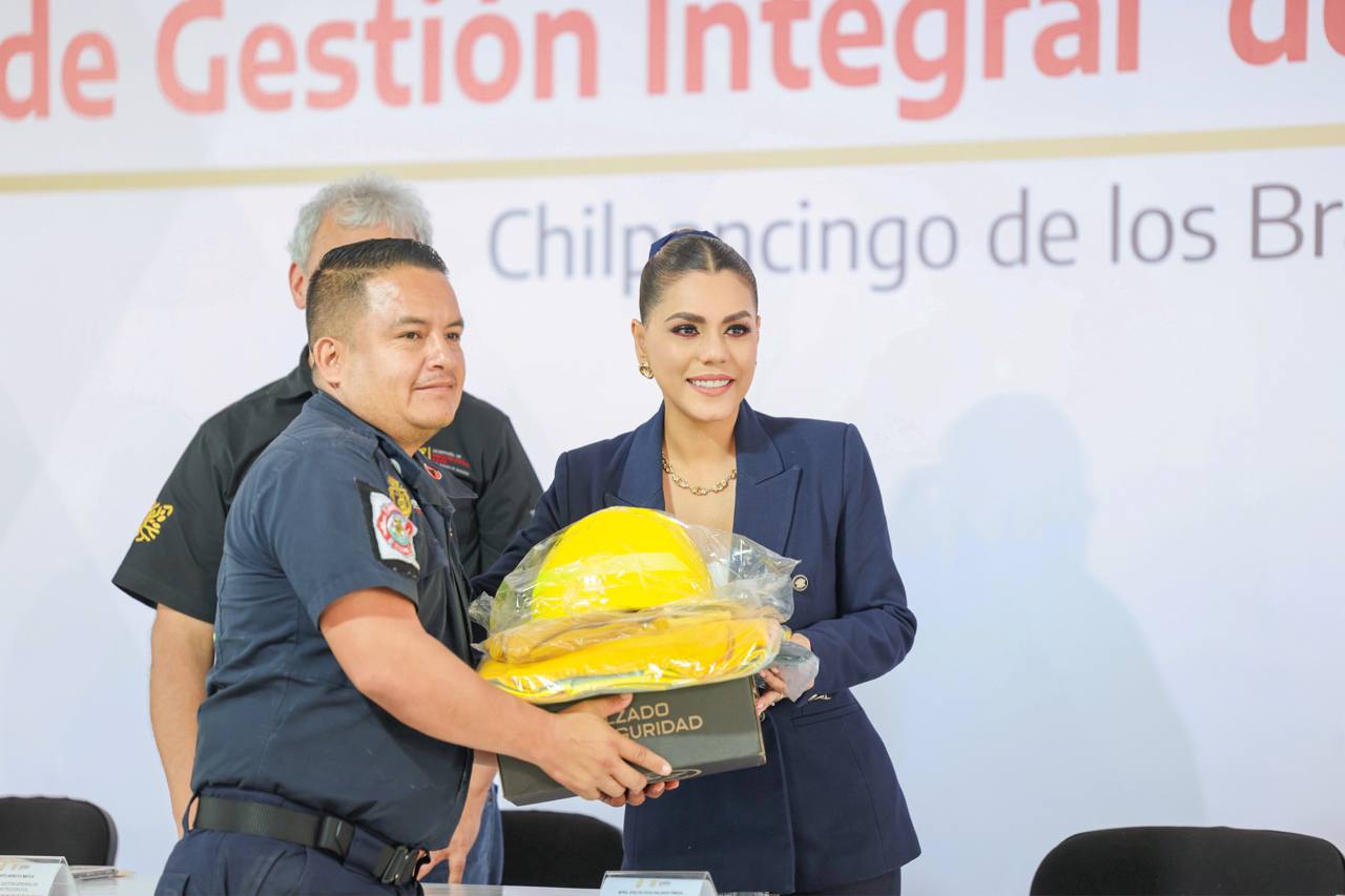 Evelyn Salgado entrega 3 mil piezas de equipo y uniformes a brigadistas de Protección Civil y Bomberos de Guerrero