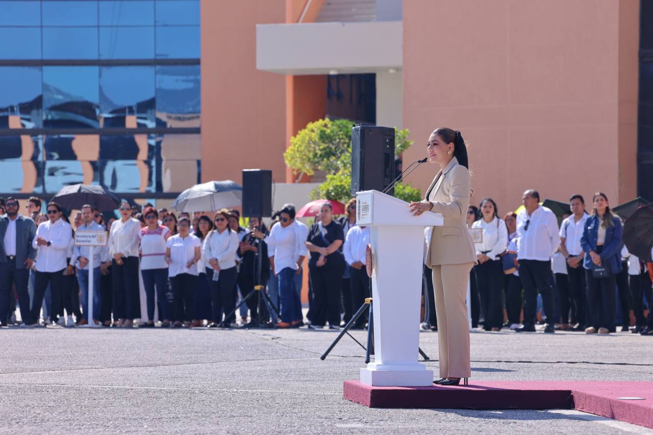 Evelyn Salgado iza bandera monumental del escudo de Guerrero en el 176.º aniversario de la erección del estado