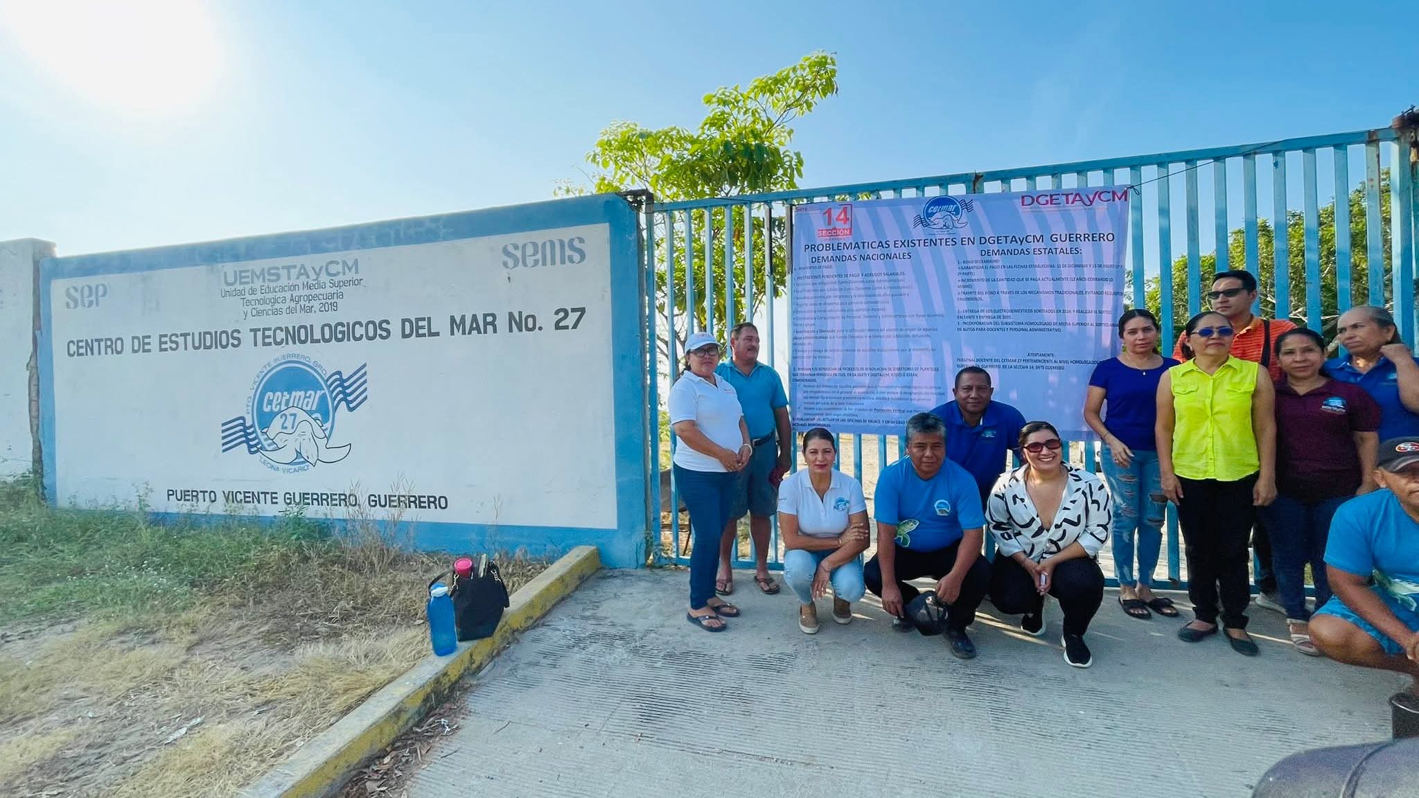 Protestan trabajadores del CETMAR en Tecpan de Galeana