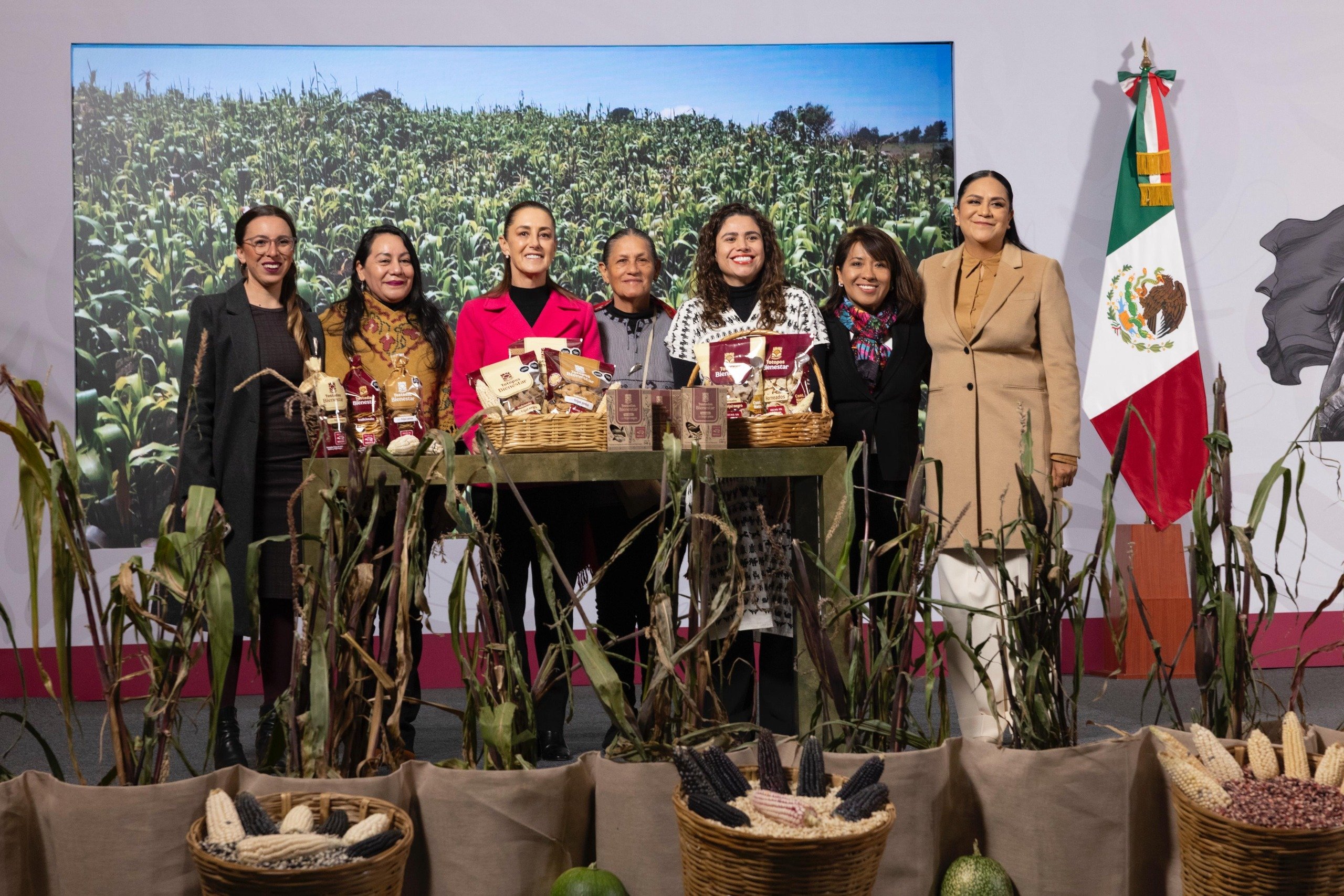 Se han destinado más de 7 mil 426 mdp en apoyo a 104 mil familias afectadas por lluvias extraordinarias; en diciembre inicia reconstrucción: Presidenta Claudia Sheinbaum