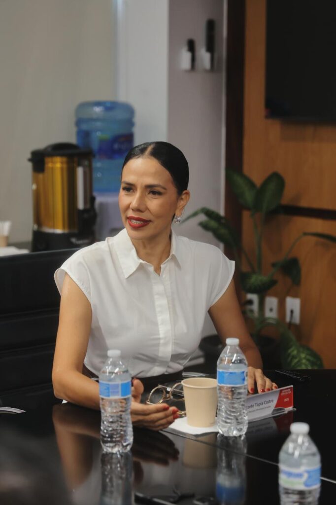 Asiste la presidenta Lizette Tapia Castro al informe anual de actividades de OMA en el Aeropuerto Internacional de Zihuatanejo.