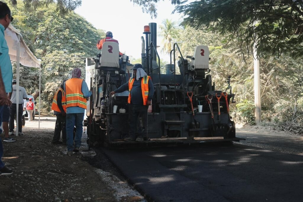 Presidenta Lizette Tapia Castro da inicio al reencarpetamiento de carretera federal a la altura de la comunidad de La Salitrera.