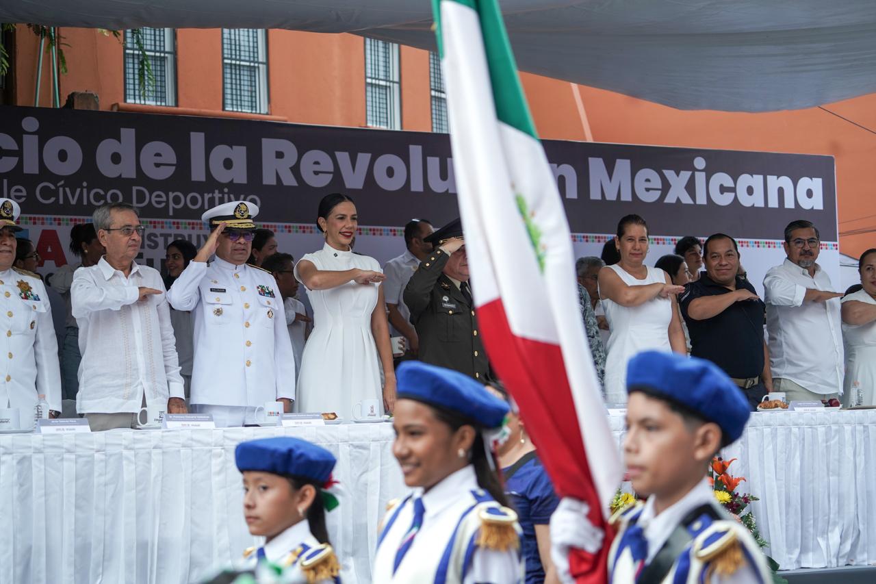 Desfile de la Revolución organizado por el gobierno de Lizette Tapia Castro tuvo la más alta participación