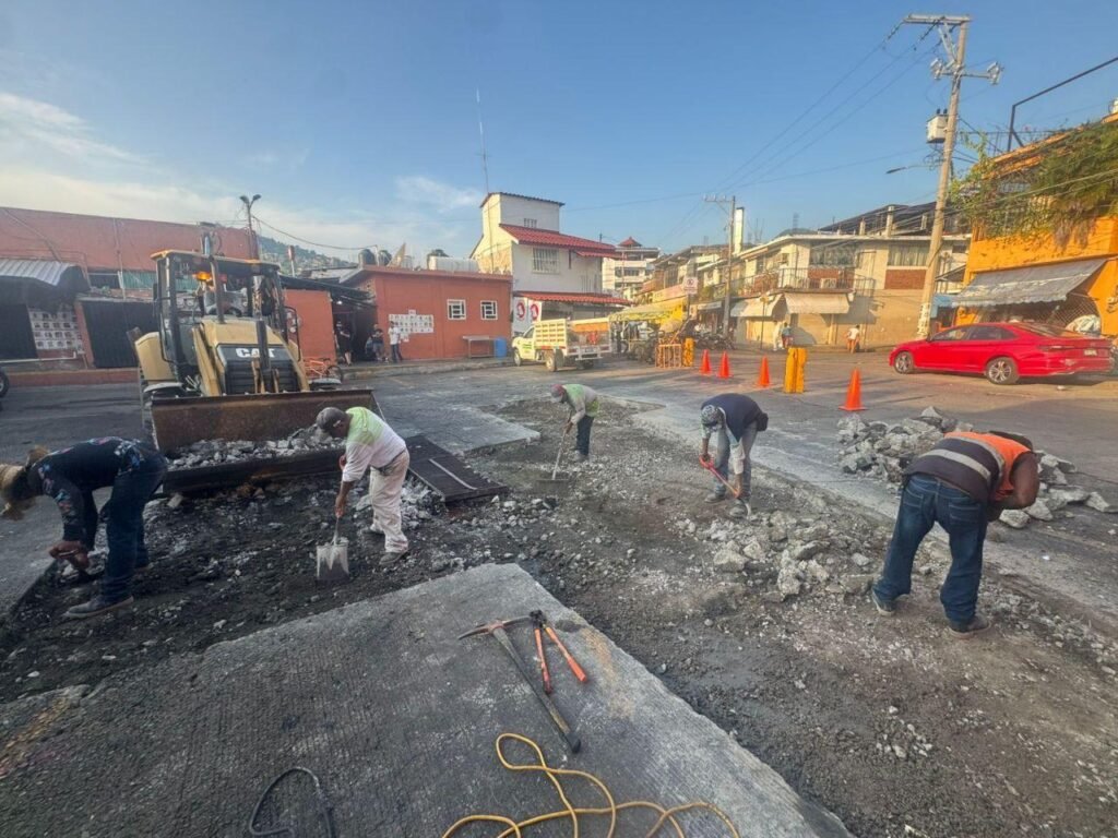 Gobierno Municipal de Zihuatanejo realiza de manera permanente labores de bacheo en distintos puntos de la ciudad
