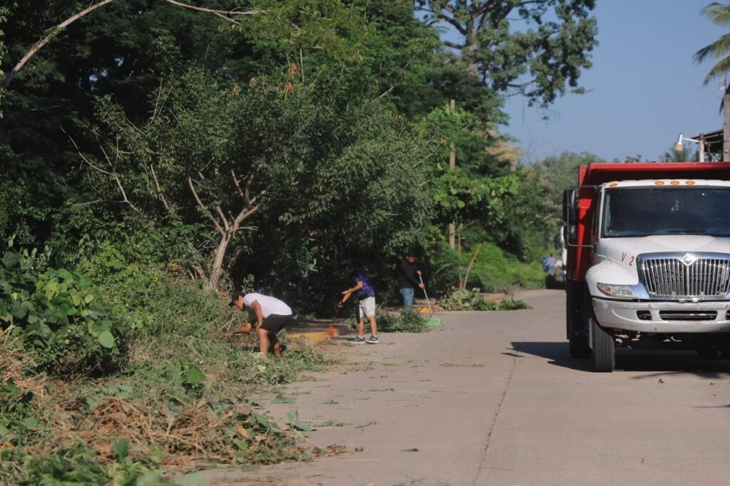 Gobierno de Zihuatanejo impulsa gran jornada de limpieza en la colonia La Puerta