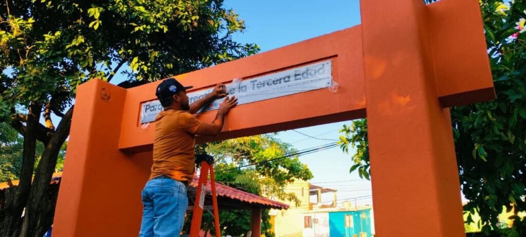 Gobierno de Zihuatanejo, encabezado por la presidenta Lizette Tapia Castro, recupera el parque recreativo Los Abuelos en la colonia La Puerta