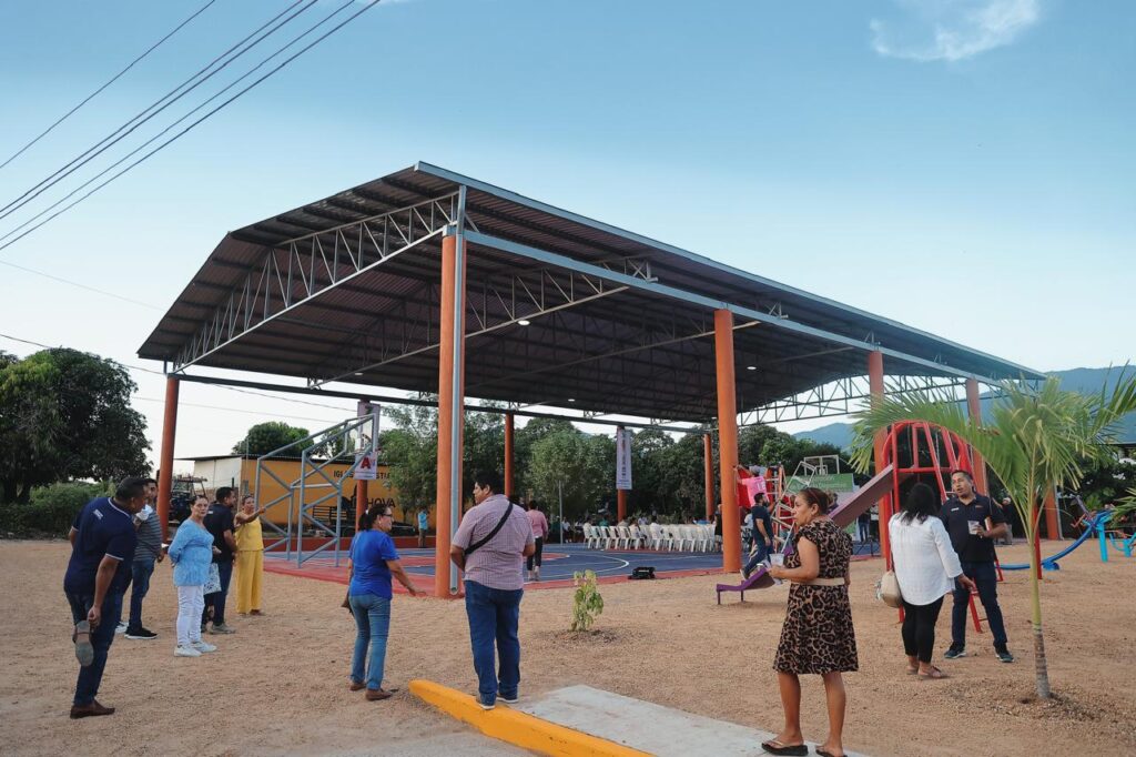 Entrega Lizette Tapia Castro espacio público y deportivo en el Fraccionamiento Ayocuan