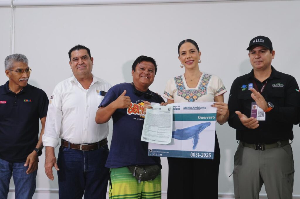 Presidenta Lizette Tapia Castro encabeza entrega de certificados y banderines para avistamiento de ballenas