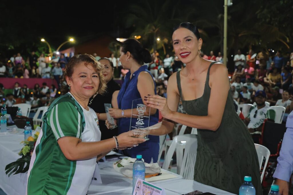 Secundaria José Martí celebró su 25 aniversario con la presidenta Lizette Tapia como invitada de honor