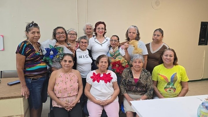 Elaboran alumnas del Centro de Seguridad Social Acapulco adornos navideños con creatividad