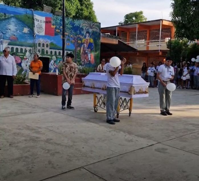 Escuela secundaria rinde emotivo homenaje a estudiante fallecido en Atoyac